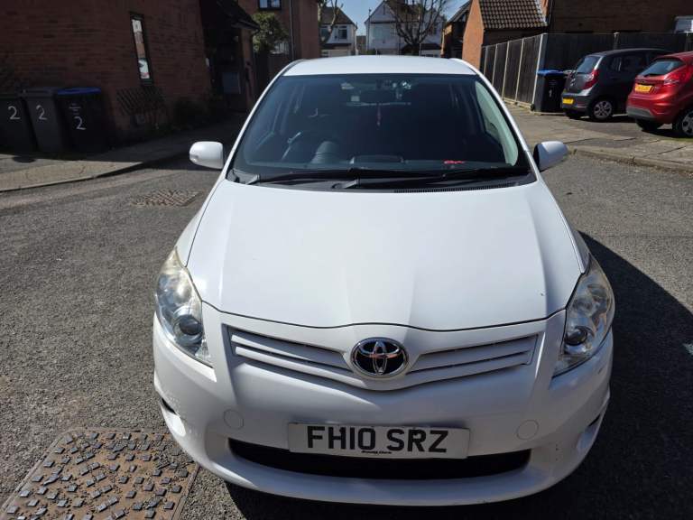 White Petrol Toyota Auris 2010