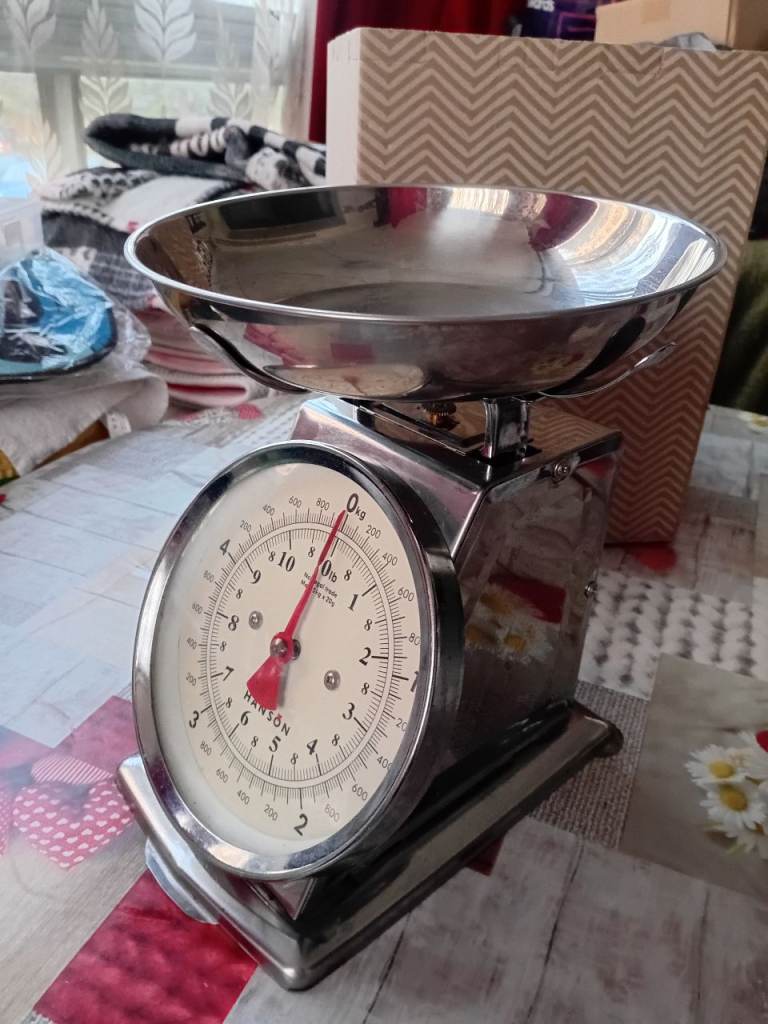 Vintage-Style Kitchen Scales with Bowl – Good Condition