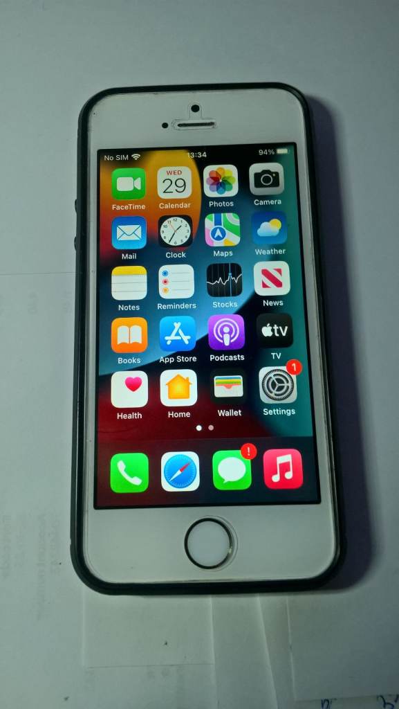 IPHONE SE(1-st gen) A1723, 64GB, UNLOCKED,BOXED,BATTERY- 100%,case