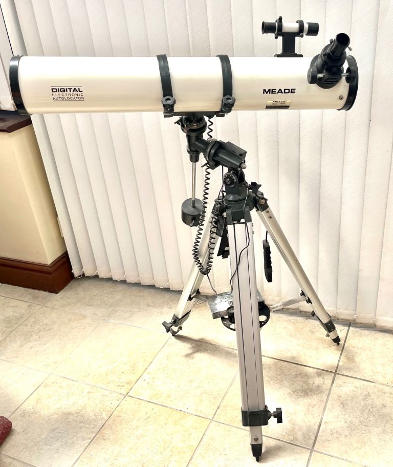 Meade Digital Electronic Autolocator Telescope Model 4504 with Starfinder Electronic Hand Controller