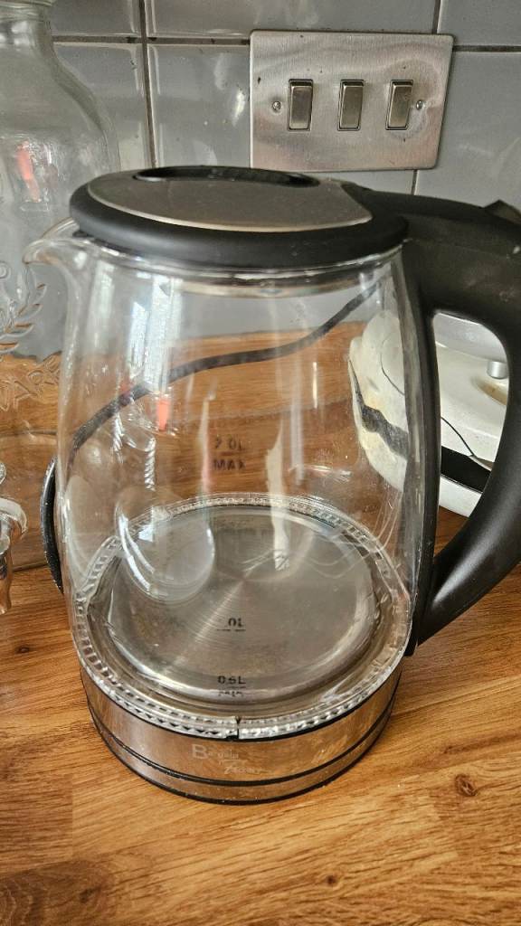 Glass Electric Kettle – Clear, Good Condition