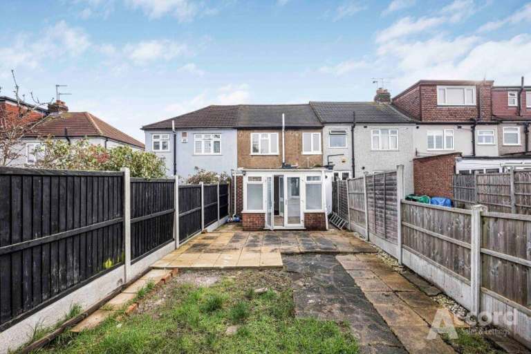 Newly Refurbished 3 Bed House + Lounge+ Garden & Driveway Avl near Romford Station