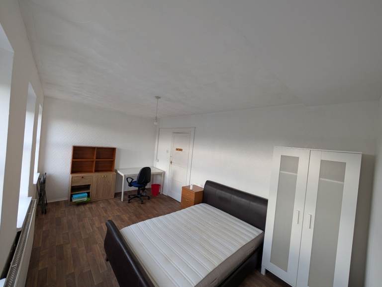 Large double room to let, bills included, £695/M