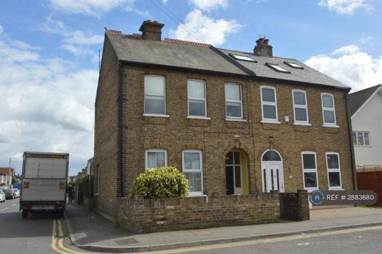 2 bedroom flat in Meadfield Road, Slough, SL3 (2 bed) (#2883680)
