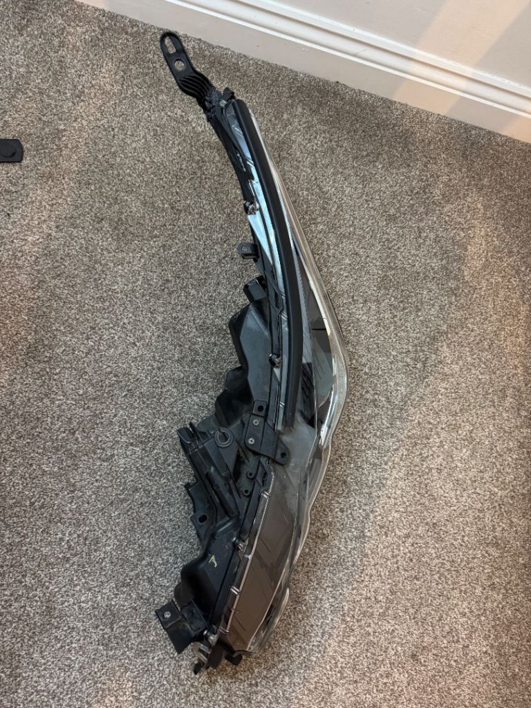 Toyota Prius (Plug in Hybrid) Passenger side / Left side Headlight, Model 2021