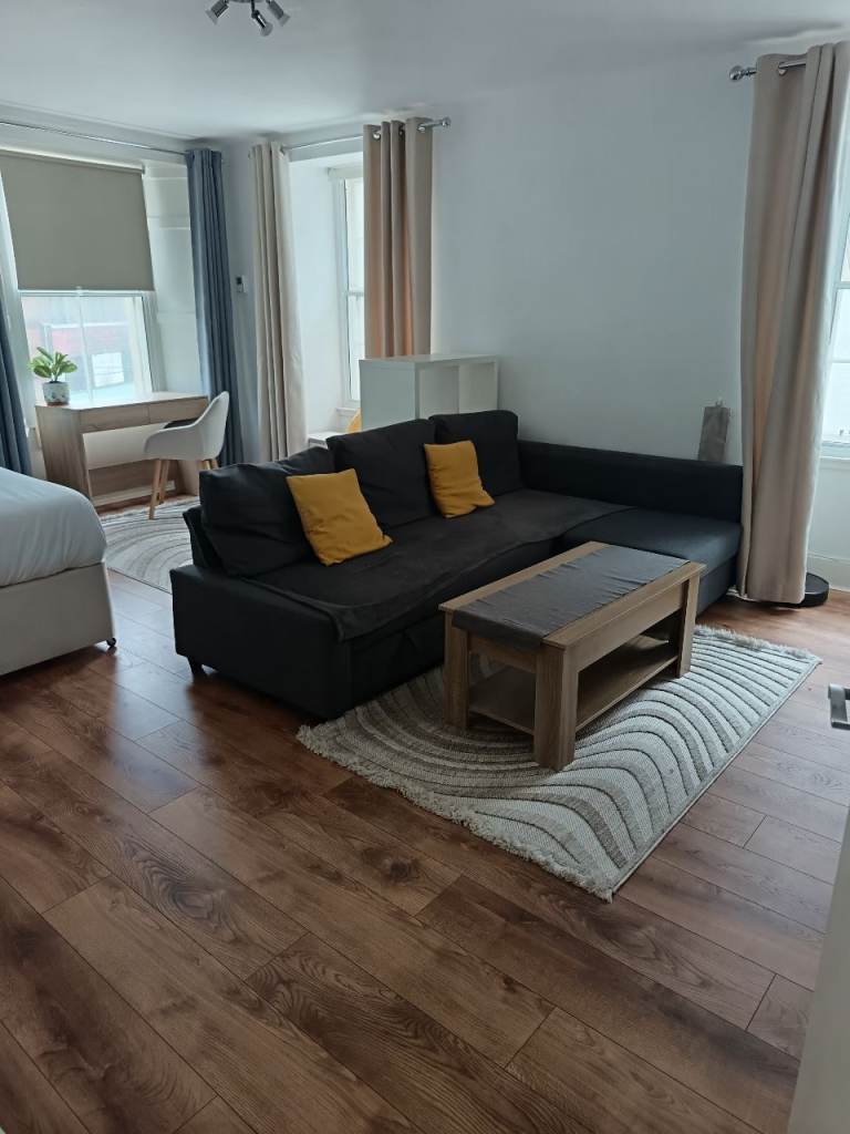 Spacious double bedroom to rent in flat share 
