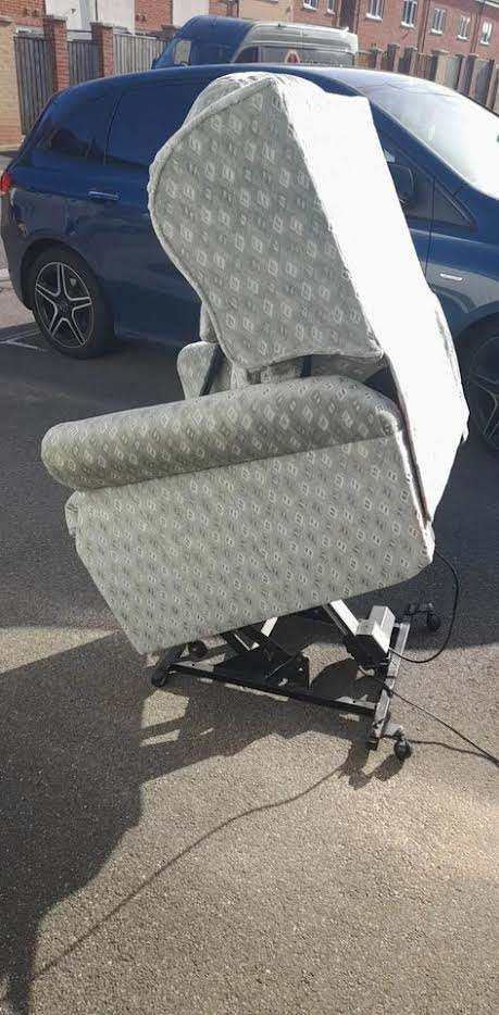 CHAIR - RISE AND RECLINE CHAIR - electric , full remote , free local delivery just ask