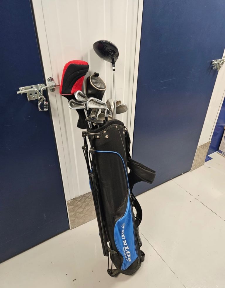 Dunlop Golf Club Set with Bag – Good Condition
