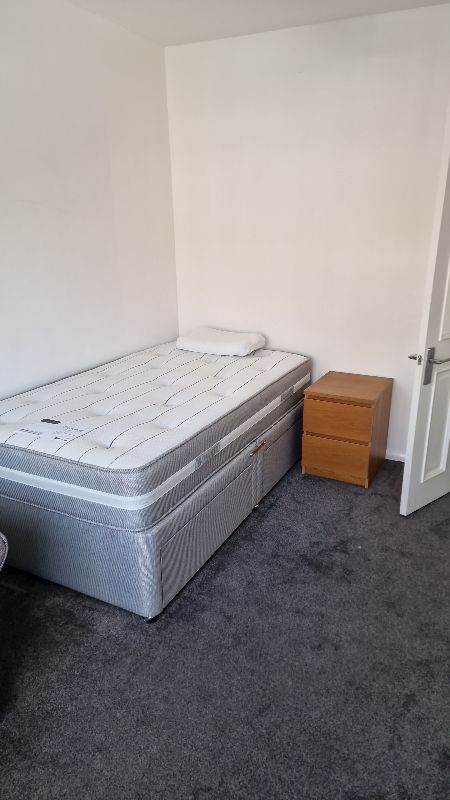 One double bedroom single room for rent on Bushey 