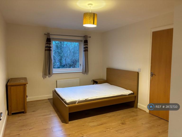 2 bedroom flat in Tedder Close, Uxbridge, UB10 (2 bed) (#2872733)