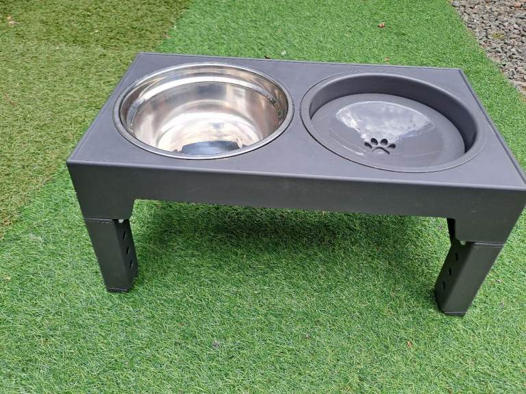 Raised pet bowls 