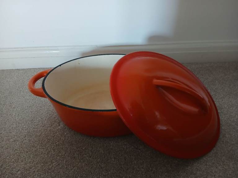 Cast iron casserole pan