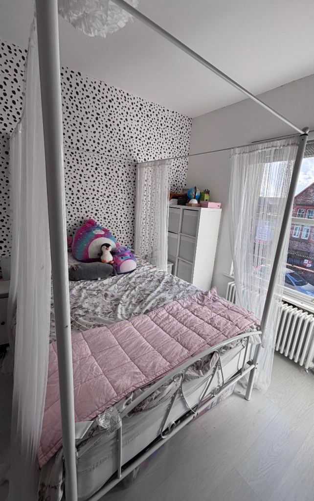 White four poster bed 