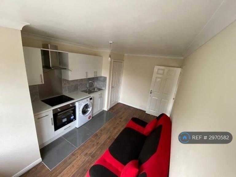 1 bedroom flat in Louise Court, Wealdstone, Harrow, HA3 (1 bed) (#2970582)