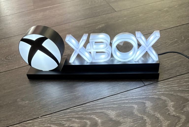 Xbox display lights x 2 comes with one cable but also works with batteries 