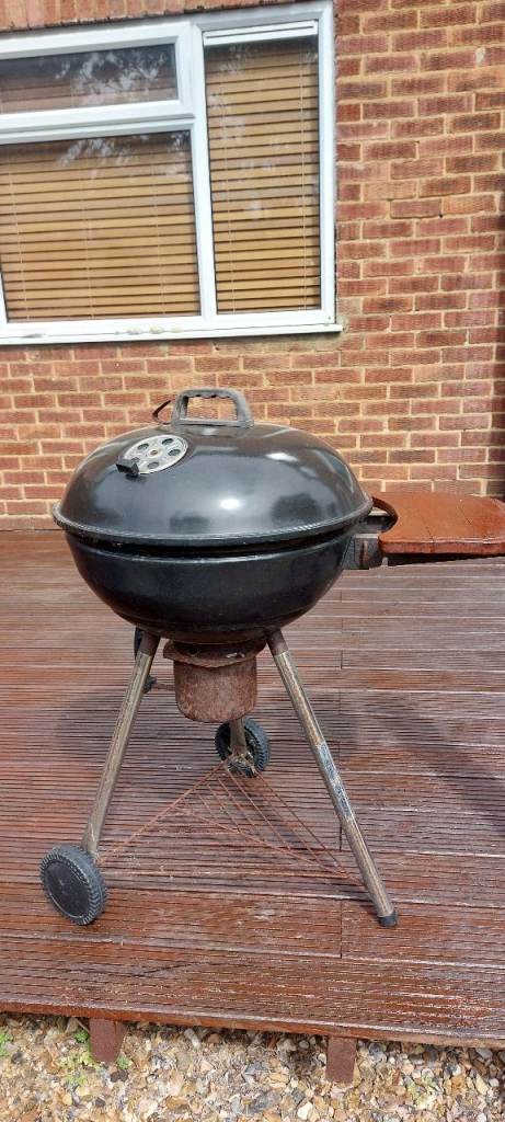 Used Charcoal Barbecue Grill with Wheels – Fair Condition