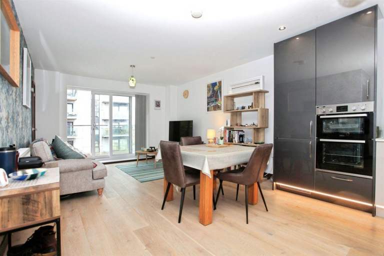 immaculately 1-bed apartment in East Station Road