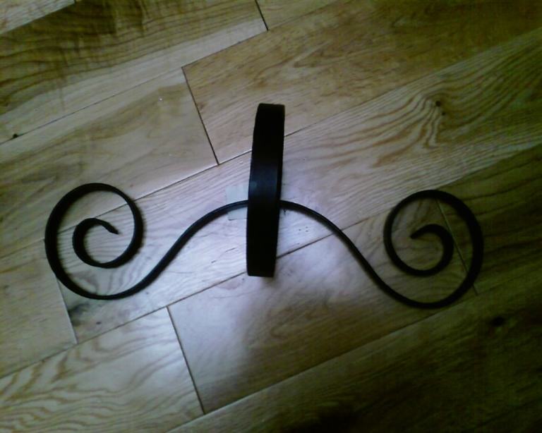 BRAND NEW WITH TAGS Wrought Iron Hand Forged Wall Mounted Plant Pot Holder (Indoor Outdoor Garden)