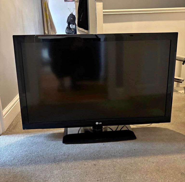 Lg 42” Full Hd Slimline Tv Built In Freeview Remote & Stand Excellent Condition