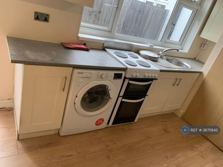 1 bedroom flat in Stradbroke Grove, Ilford, IG5 (1 bed) (#2675842)