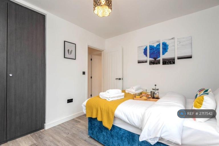 2 bedroom flat in High Street, Cheltenham, GL50 (2 bed) (#2717542)