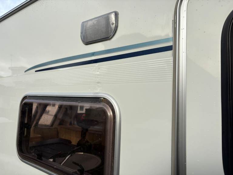SOLD PENDING COLLECTION-2005 Sterling Eccles Sapphire 5 Berth