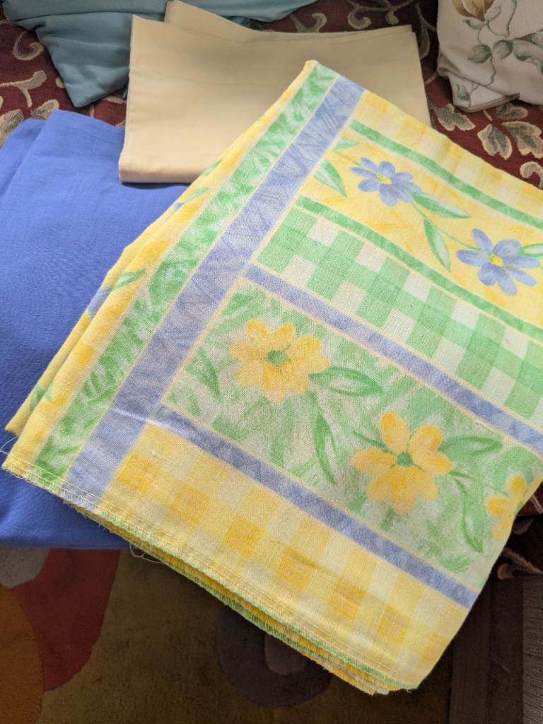 Multicoloured Floral duvet set& Gingham Bed Sheets – Good Condition