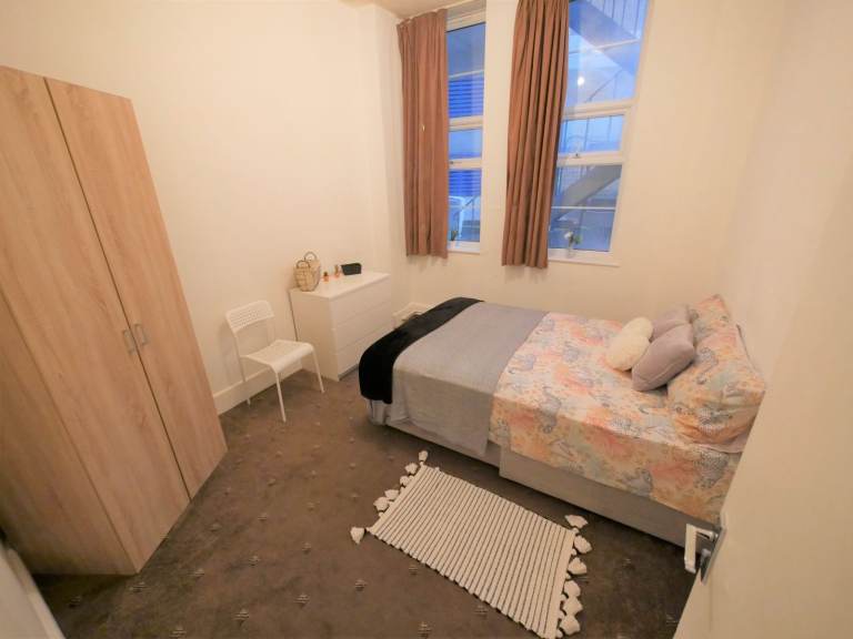 Medium-size double room to let in the heart of Bournemouth town centre