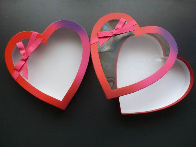 PAIR OF HEART-SHAPED GIFT BOXES IN EXCELLENT CONDITION