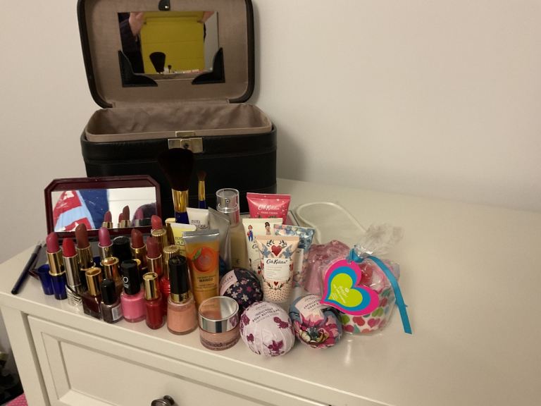 Vanity case and cosmetics/toiletries