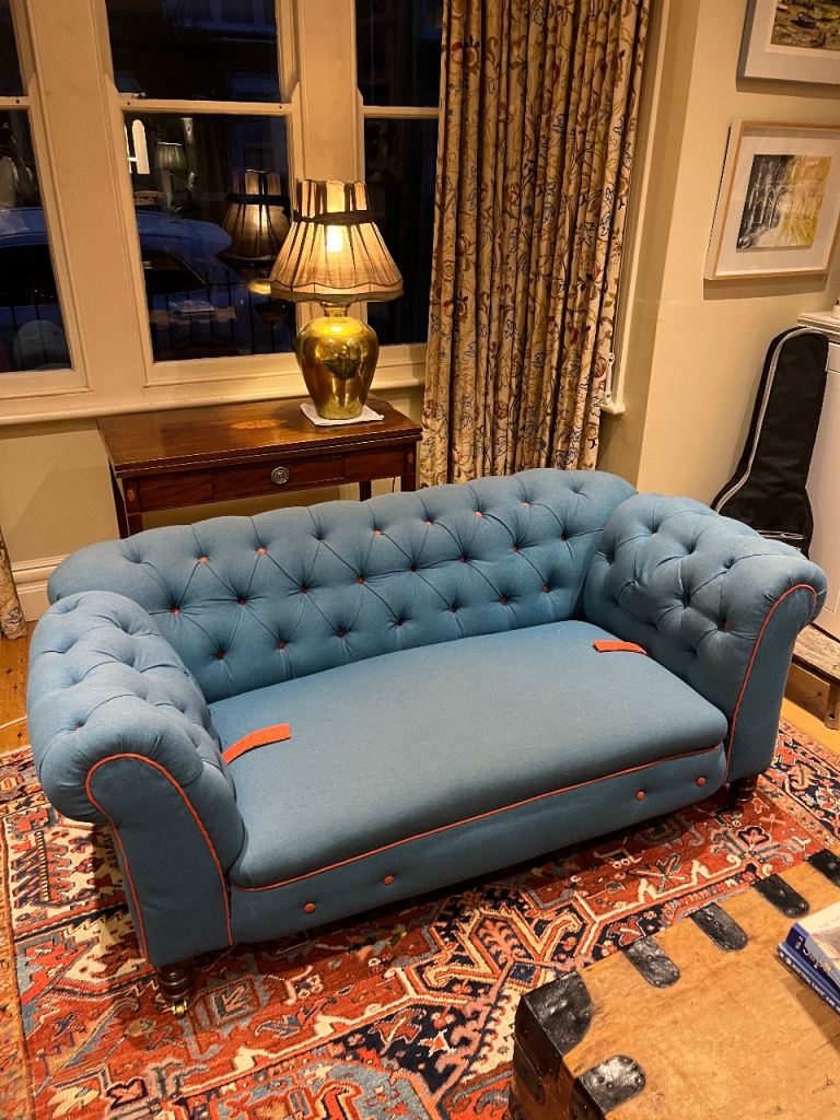 2-seater Chesterfield sofa with drop-arms