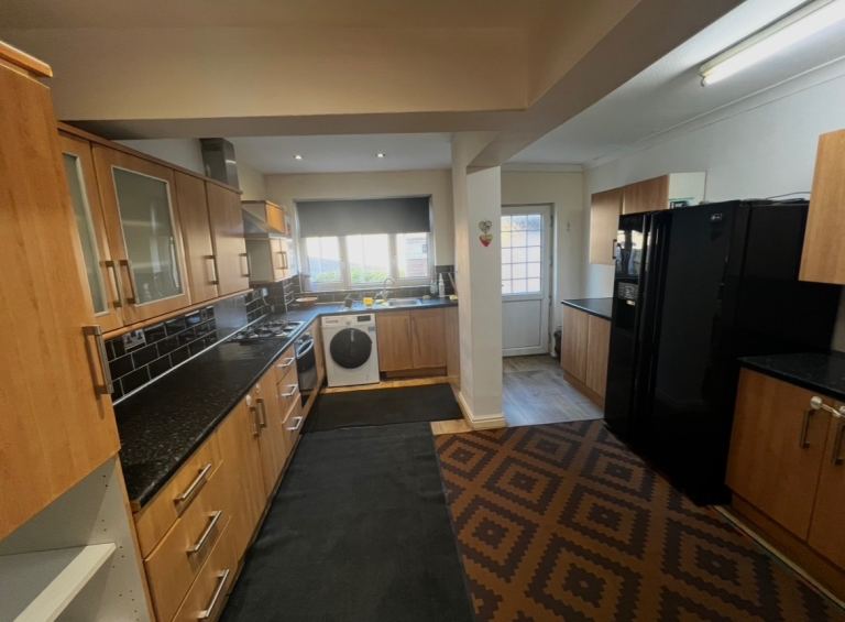 Furnished Double Room – Clean House – Birmingham B36