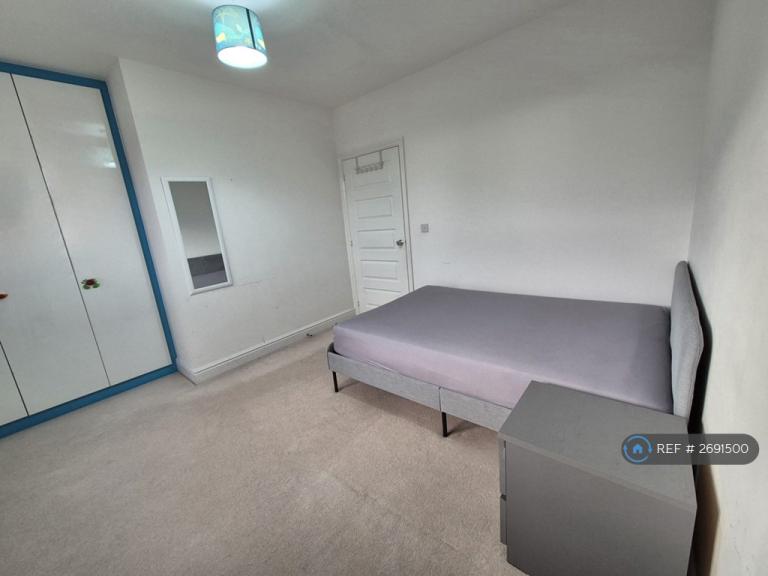 4 bedroom house in Hounslow, Hounslow, TW5 (4 bed) (#2691500)