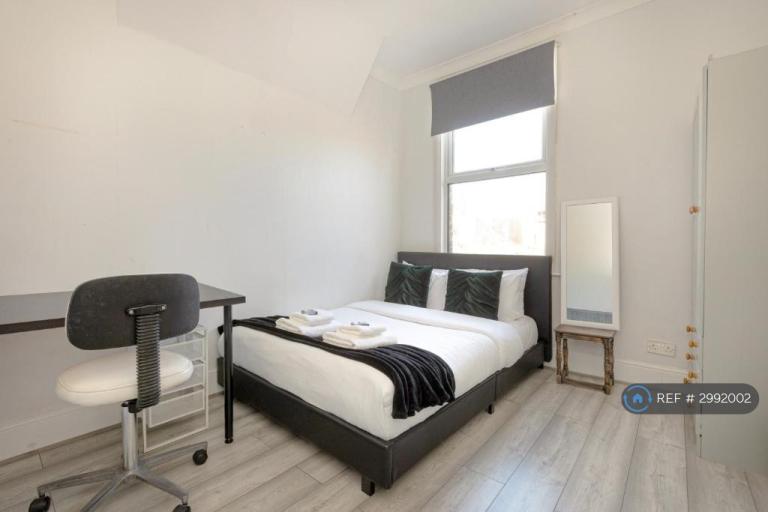 2 bedroom flat in High Road Leytonstone, Waltham Forest, London, E11 (2 bed) (#2992002)