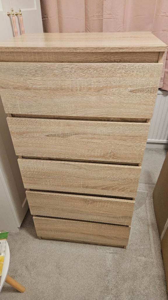 Wooden chest of drawers