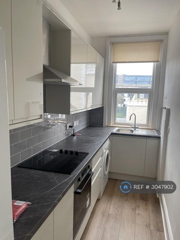 1 bedroom flat in Elphinstone Road, Southsea, PO5 (1 bed) (#3047902)