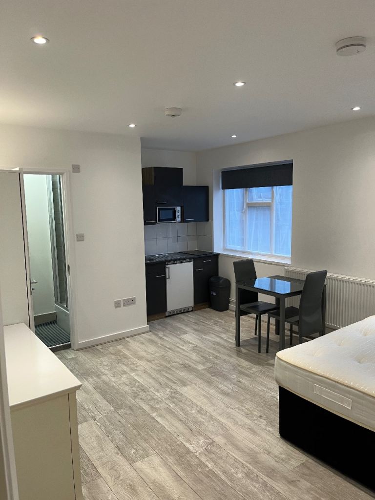 Studio to rent in borehamwood