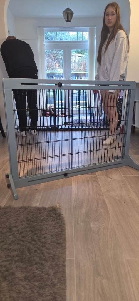 Adjustable wooden gate