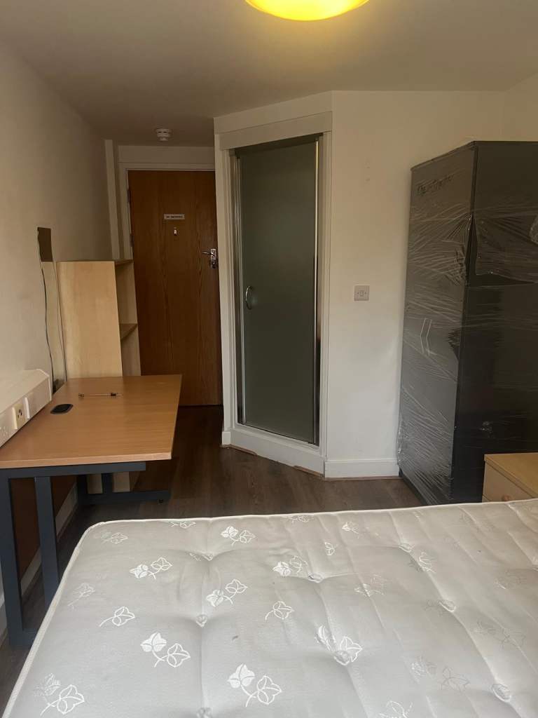 EN-SUITE ROOMS TO RENT - ALL BILLS INCLUDED - £200 DEPOSIT - AVAILABLE NOW 