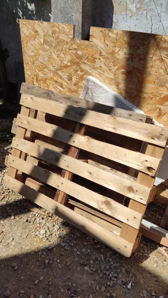 Free wooden pallets