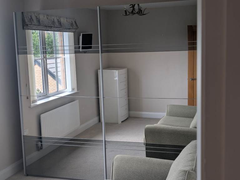 Large Mirrored Sliding Door Wardrobe – Excellent Condition