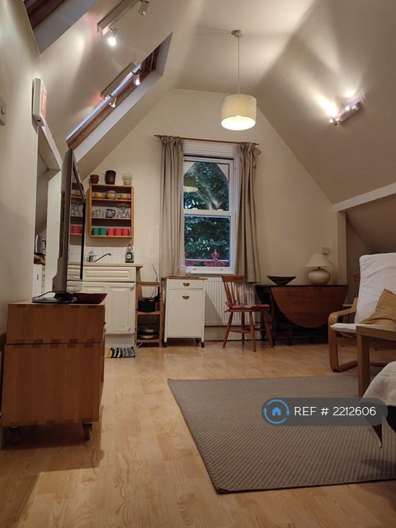 1 bedroom flat in Barry Road, East Dulwich, SE22 (1 bed) (#2212606)