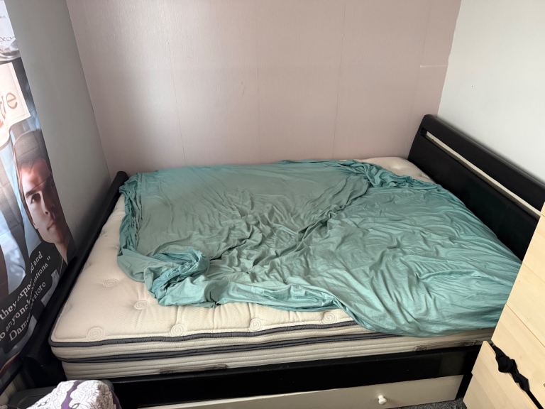 Kingsize bed with working led headboard lights