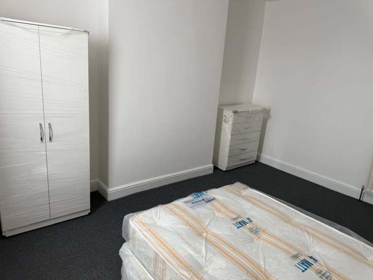 Large Bedroom to Rent - Wifi and Bills included - near underground station - Zone 1
