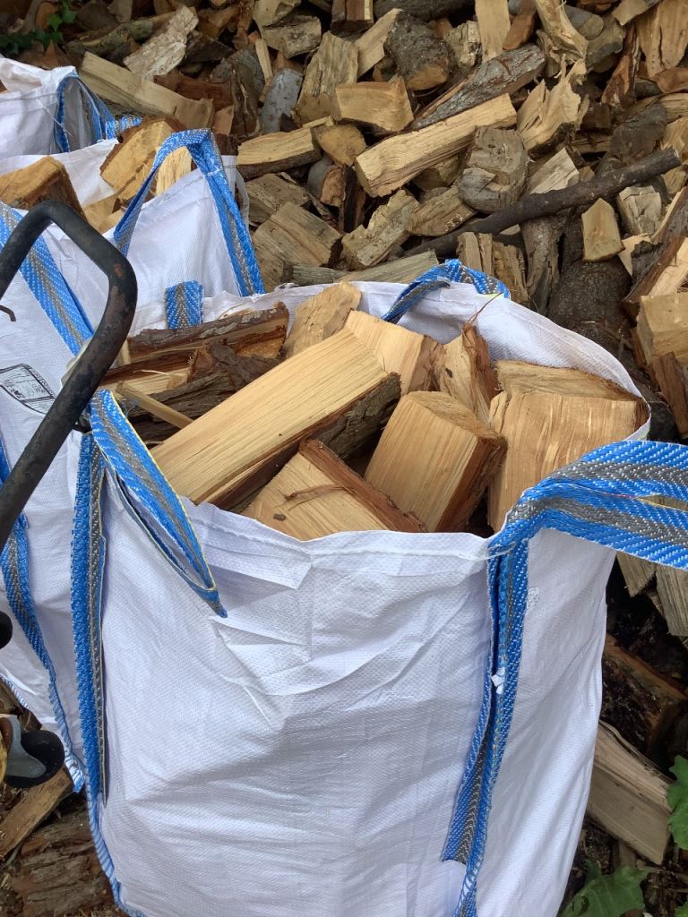 Seasoned Firewood Logs -Cambridge  Cambridgeshire  1 t.Bag £70.00 or Barrow Bag £35.00 per Bag