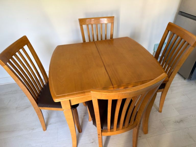 Excellent Oak Wood Extendable Dining Table and 4 chairs 