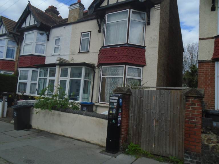 Newly Refurbished 4–5 Bedroom House CR0 6QU