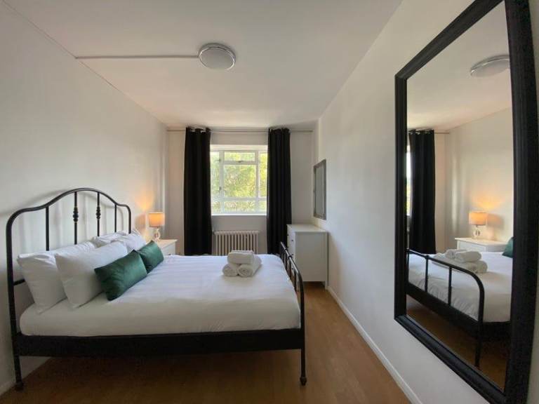 🏠 SPACIOUS DOUBLE ROOM IN ILFORD — AVAILABLE NOW 🏠