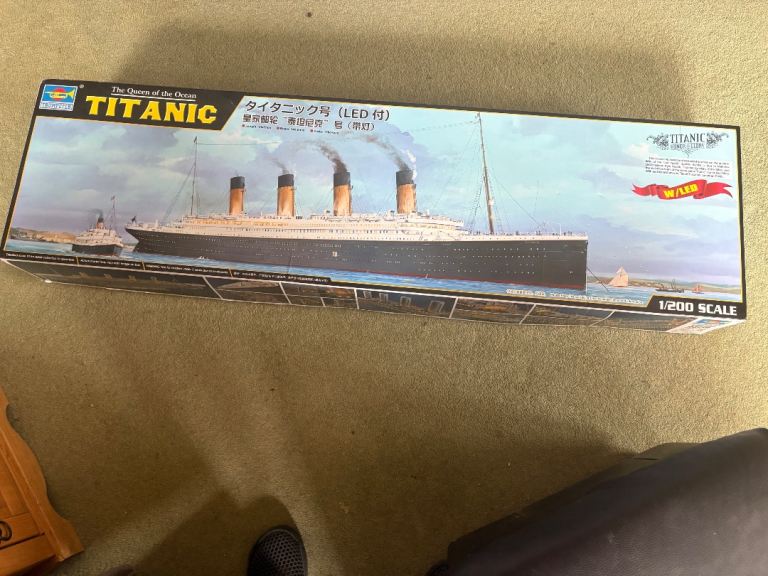 Trumpeta 03719 Titanic Queen of the Ocean LED Model Kit 1/200 Scale