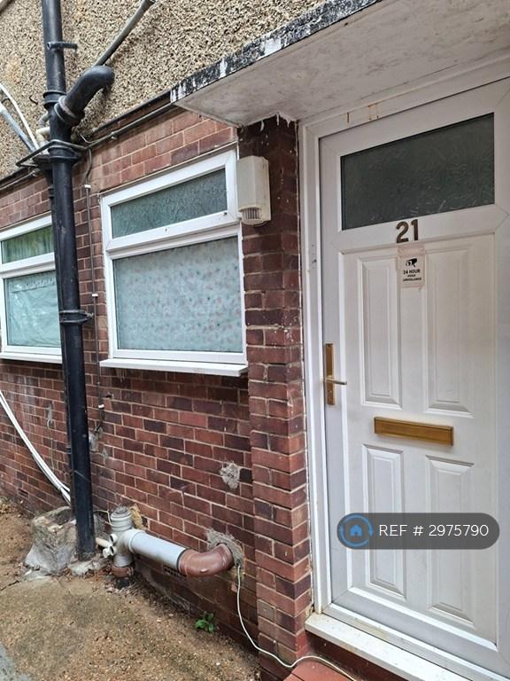 2 bedroom flat in Dockwell Close, Feltham, TW14 (2 bed) (#2975790)